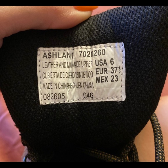 Hiking boots - Picture 3 of 3